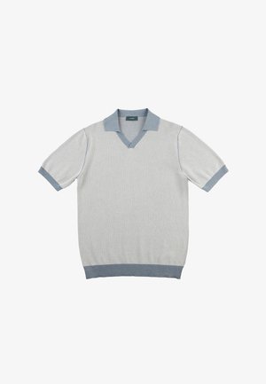 Polo de punto de manga corta en gris claro con un diseño texturizado. Presenta un cuello y puños azules, y un escote en V. Sin logotipos ni patrones visibles.