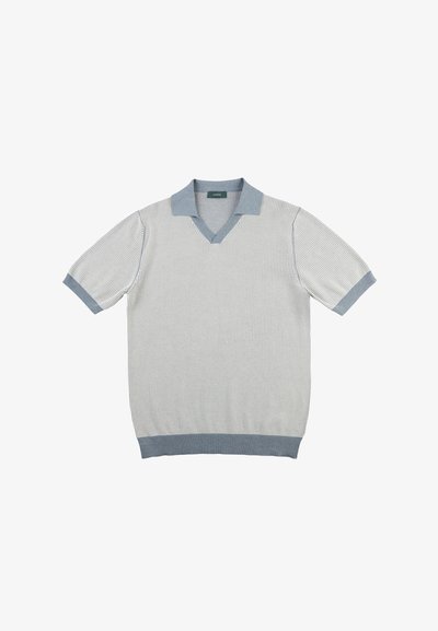 Koszulka polo z krótkim rękawem w jasnoszarym kolorze, wykonana z dzianiny o fakturowanym designie. Posiada niebieski kołnierzyk i mankiety oraz dekolt w kształcie litery V. Brak widocznych logo czy wzorów.
