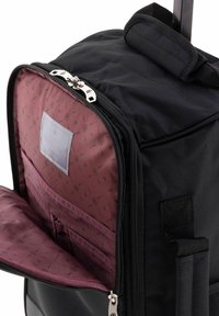 Mochila negra con interior granate que presenta una apertura con cremallera, múltiples bolsillos interiores, textura suave y herrajes duraderos.