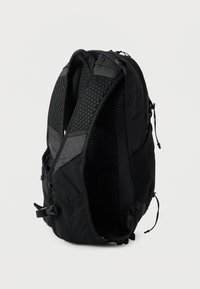 Μαύρο σακίδιο πλάτης εμφανίζεται από πίσω με επενδυμένους, αναπνεύσιμους ιμάντες ώμου και πλαϊνούς ιμάντες συμπίεσης, σε απλό φόντο.