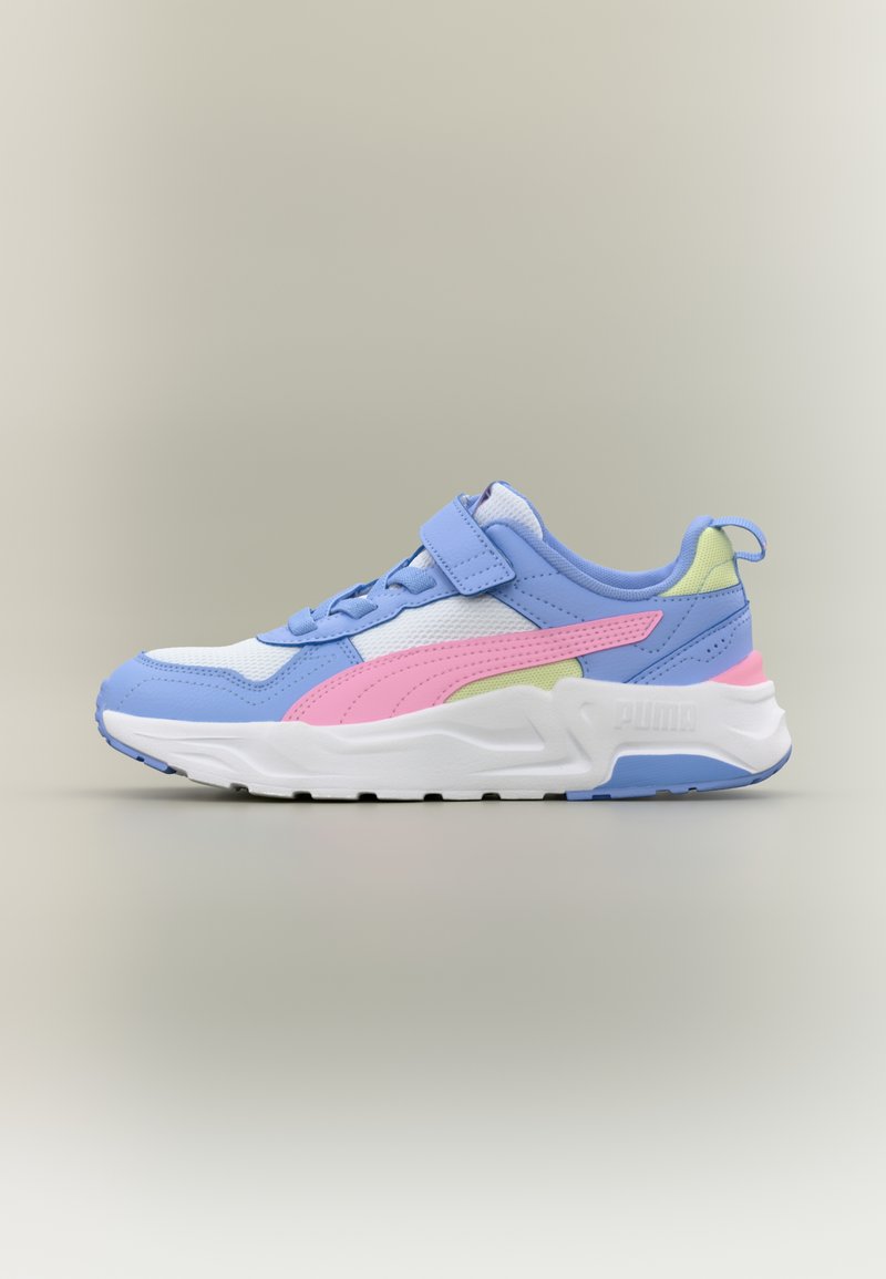 Μπλε και λευκό αθλητικό παπούτσι με ροζ ρίγα, κίτρινες πινελιές, λουράκι με βέλκρο και παχιά λευκή σόλα σε ουδέτερο φόντο.