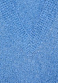 Maglione azzurro chiaro a scollo a V, con texture lavorata a maglia e colletto a coste, presenta sottili variazioni nel colore e nel motivo lungo il tessuto.