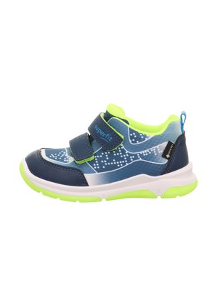 Blaue Kindersneaker mit einem gemusterten Design, grünen Akzenten, zwei Klettverschlüssen und einer weißen sowie grünen Laufsohle.