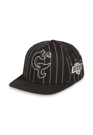 Gorra de béisbol negra con rayas blancas, que presenta un logotipo estilizado y un gráfico de calavera en la parte frontal. Visera plana y detalles bordados.