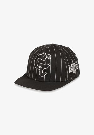 Gorra de béisbol negra con rayas blancas, que presenta un logotipo estilizado y un gráfico de calavera en la parte frontal. Visera plana y detalles bordados.