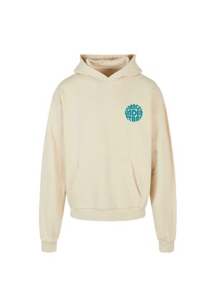 Beżowa bluza z kapturem z przednią kieszenią i sznurkiem do ściągania. Zawiera okrągłą, niebieską grafikę z tekstem po lewej stronie klatki piersiowej. Miękka w dotyku.