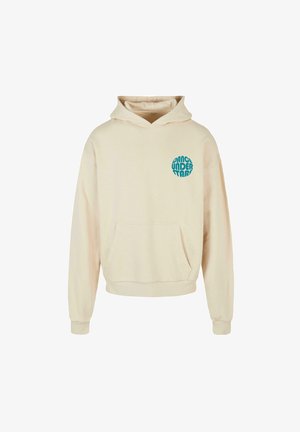 Beżowa bluza z kapturem z przednią kieszenią i sznurkiem do ściągania. Zawiera okrągłą, niebieską grafikę z tekstem po lewej stronie klatki piersiowej. Miękka w dotyku.