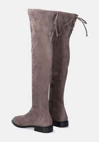 Botas grises de ante hasta la rodilla con textura suave, cremallera lateral y detalles de encaje en la parte superior para un ajuste ajustable.