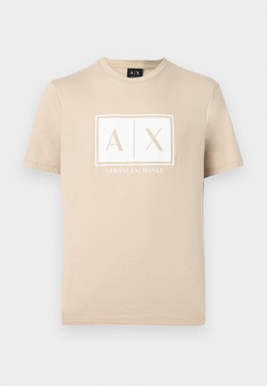 Béžové tričko s krátkými rukávy a kulatým výstřihem, s logem Armani Exchange "A|X" v bílé barvě uprostřed na hrudi.