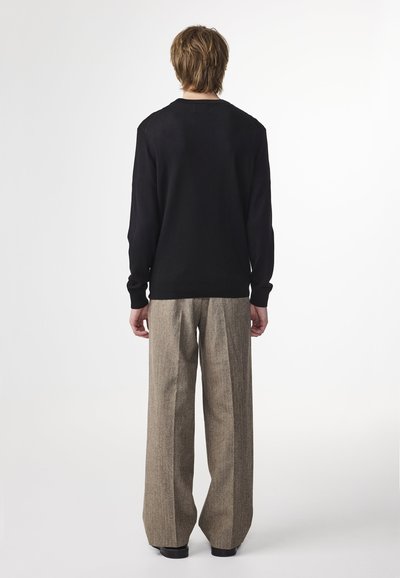 NN.07 TED - Strickpullover - black