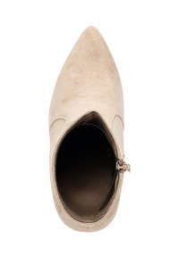 Botín beige de ante con punta afilada, forro interior y detalle de cremallera lateral. Textura suave y diseño minimalista.