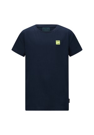 Navyblaue Baumwoll-T-Shirt mit kurzen Ärmeln, Rundhalsausschnitt und einem kleinen rechteckigen hellgrünen Etikett auf der Brust. Schlichtes Design, keine Muster.
