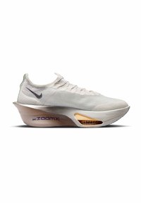 Λευκό παπούτσι δρόμου Nike ZoomX με παχιά σόλα, ορατό κίτρινο αερόσακο, μαύρο λογότυπο Swoosh και επάνω μέρος σε πλεκτή σχεδίαση που μοιάζει με κάλτσα.