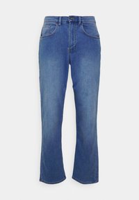 Jeans de denim azul com um design de perna reta, estilo de cinco bolsos e uma cintura clássica. Apresentam desbotamento subtil e costura em contraste.