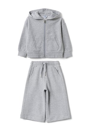 Hellgrauer zweiteiliger Kinderanzug mit Reißverschluss-Kapuzenjacke und weitem Bundhose mit elastischem Bund und Kordelzug.