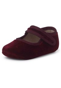 Fluwelen bordeauxrode schoen met een ronde neus en twee bijpassende bandjes over de wreef. Zachte textuur en laag profielontwerp voor comfort.