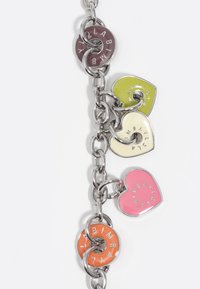 Cadena de metal plateado con encantos en forma de corazón y dona en colores rosa, amarillo, verde, naranja y marrón, con texto de la marca en cada encanto.
