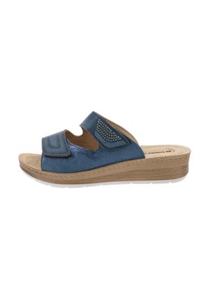 Sandale bleue à semelle glissante avec deux sangles réglables, accents métalliques texturés, semelle intérieure beige rembourrée et semelle extérieure légère avec un léger talon compensé.