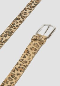 Leopardprint riem gemaakt van textuur faux leer met een zilveren metalen gesp en een gladde afwerking. De band is plat en breed.