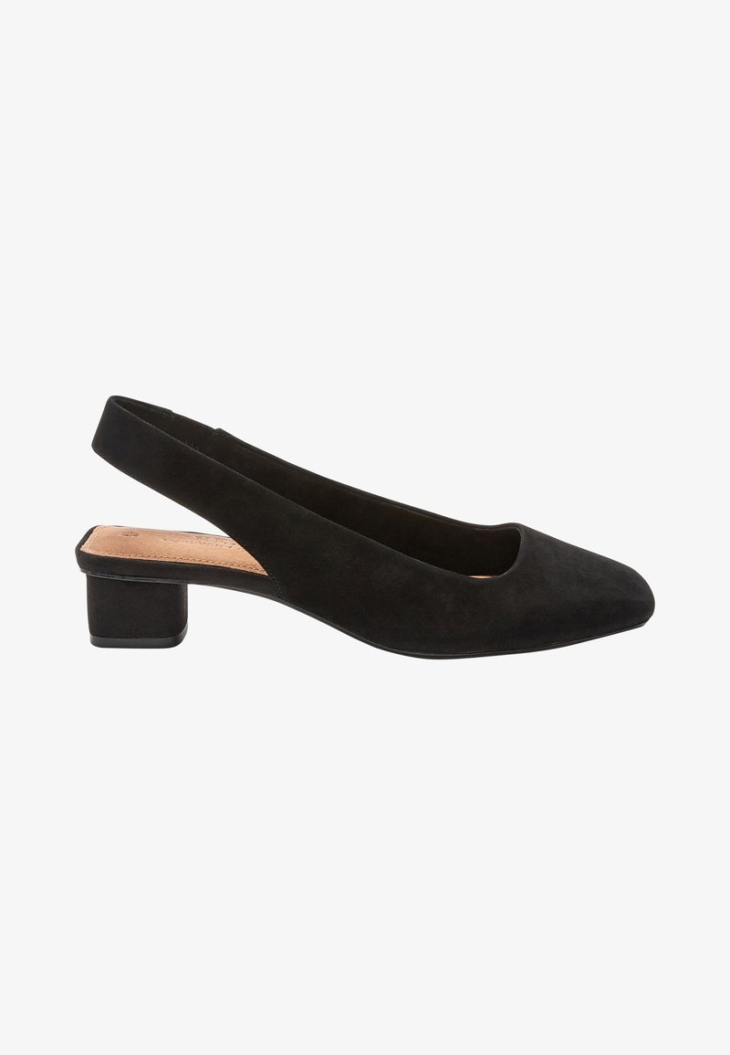 Chaussure slingback en suede noir avec un bout pointu et un petit talon bloc. Présente une texture lisse et un design minimaliste.
