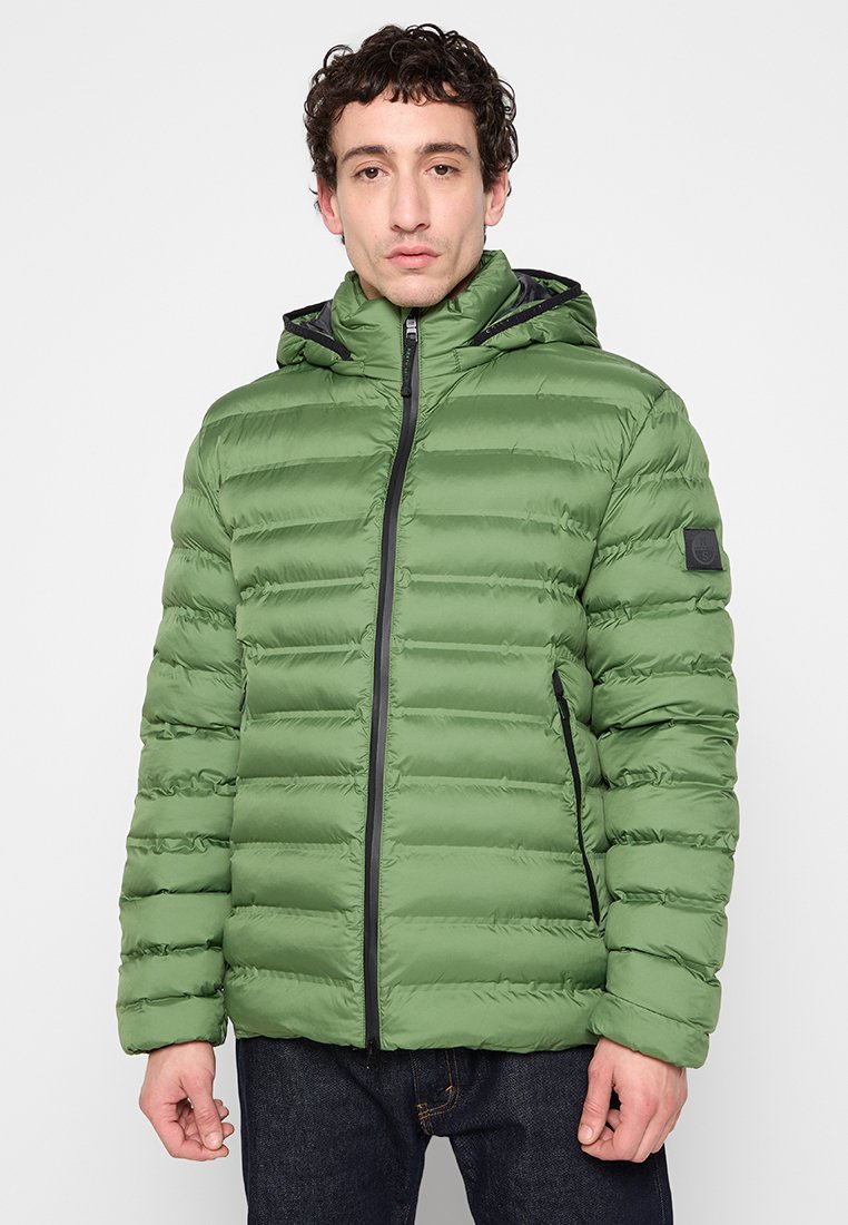 Giacca a vento verde con cappuccio, caratterizzata da un design a trapuntatura orizzontale, zip frontale e tasche laterali. Tessuto testurizzato con dettagli neri.