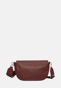 Bordeaux leren schoudertas met een gladde textuur, gouden hardware accenten en een verstelbare strap. Eenvoudige, ronde vorm.