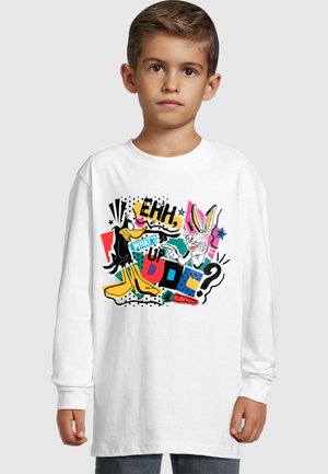 Hosszú ujjú fehér póló, amelyen mesehős grafika látható Duck és Bugs Bunny karaktereivel, színes szövegekkel és kiegészítőkkel, egy sima háttér előtt.