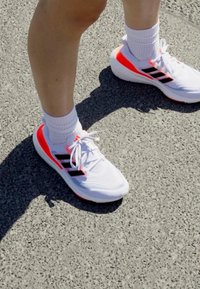 adidas Performance ULTRABOOST LIGHT - Hardloopschoenen voor op de weg - cloud white   core black   solar red