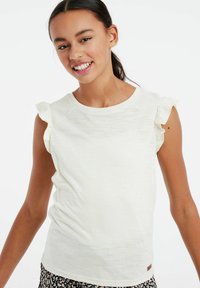 Hvid kortærmet top med rynkede detaljer ved skuldrene, struktureret stof, rund halsudskæring og subtilt mærke ved kanten.