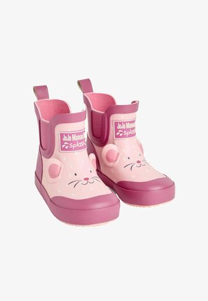 Różowe gumowe kalosze z motywem myszy, z zaokrąglonymi noskami, elastycznymi bokami i uchwytami. Teksturowane wzory i akcenty podkreślają wygląd.