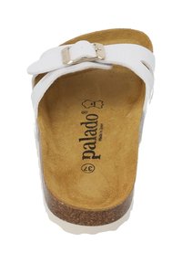 Sandale en cuir blanc avec une semelle en liège, bride réglable avec une boucle en métal argenté, et une semelle intérieure texturée beige avec l'impression de la marque.