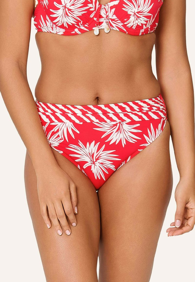 Bikini rosso con stampa di foglie di palma bianche. Parte inferiore a vita alta con una cintura spessa e una texture liscia. Il design notevole include accenti a righe contrastanti.