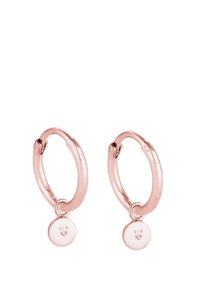 Orecchini a cerchio in oro rosa con design circolare, caratterizzati da un piccolo disco pendente con il timbro "925" per l'autenticità dell'argento sterling.