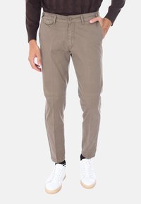 Chino khaki in taglio slim, realizzati in cotone, con una superficie liscia, design a cinque tasche e due chiusure frontali con bottone.