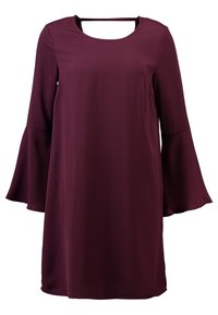 Burgundy klänning med fyrkantig halsringning, långa trumpetärmar och en lätt utställd silhuett, tillverkad av mjukt, texturerat tyg.