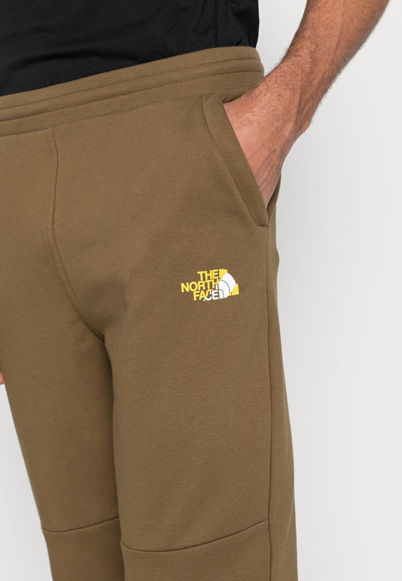 Herren Trainingsanzüge | The North Face COORDINATES Jogginghose military olive/oliv - WT19115 Herren Trainingsanzüge | The North Face COORDINATES Jogginghose military olive/oliv - WT19115