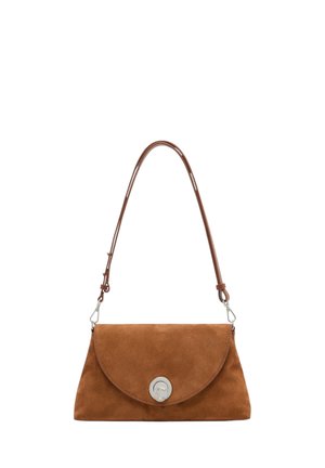 Borsa a spalla in suede marrone con patta curva e chiusura circolare argentata, con tracolla sottile in pelle regolabile.