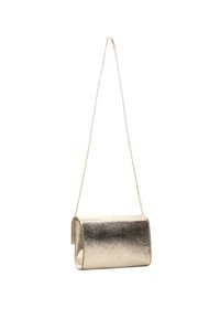 Borsa a p clutch in oro metallico con una texture liscia, forma rettangolare e tracolla a catena, che presenta un design minimalista.