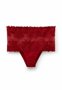 Rote Spitzenpanties mit einem breiten floralen Spitzenband auf einem glatten, einfarbigen roten Stoff. Das Design bietet einen Slip-Cut für minimale Abdeckung.