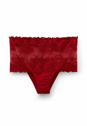 Červené krajkové kalhotky se širokým květinovým krajkovým páskem na hladké, jednobarevné červené látce. Design má vykrojený tvar pro minimální zakrytí.