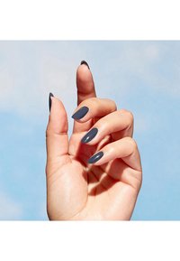 Nagelkonst med glansig mörkgrå nagellack applicerat på långa, mandelformade naglar. Handen är placerad med fingrarna något krökta mot en ljus bakgrund.