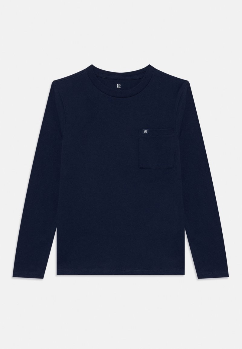 Sötétkék, hosszú ujjú póló, kerek nyakkivágással és kis mellzsebbel, amelyen látható GAP logó címke található.