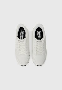 Baskets de sport blanches avec un dessus en cuir lisse, des panneaux en maille pour la respirabilité, et des lacets plats. Elles présentent une doublure intérieure noire et des accents de logo.