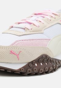 Puma tenisky v pastelových odstínech s síťovinovým svrškem, semišovými akcenty a texturovanou gumovou podrážkou se zvýrazněním v podobě kruhových vzorů.