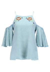 Lyseblå kold-skulder bluse med broderet blomstermotiv i rød, grøn og blå. Har korte, spidse ærmer og en glat tekstur.