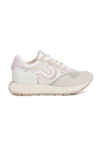Sneakers med en ljus beige ovandel, rosa och silverdetaljer, textilmaterial, slätt mockaskinn, tjock sula och snörningsdesign.