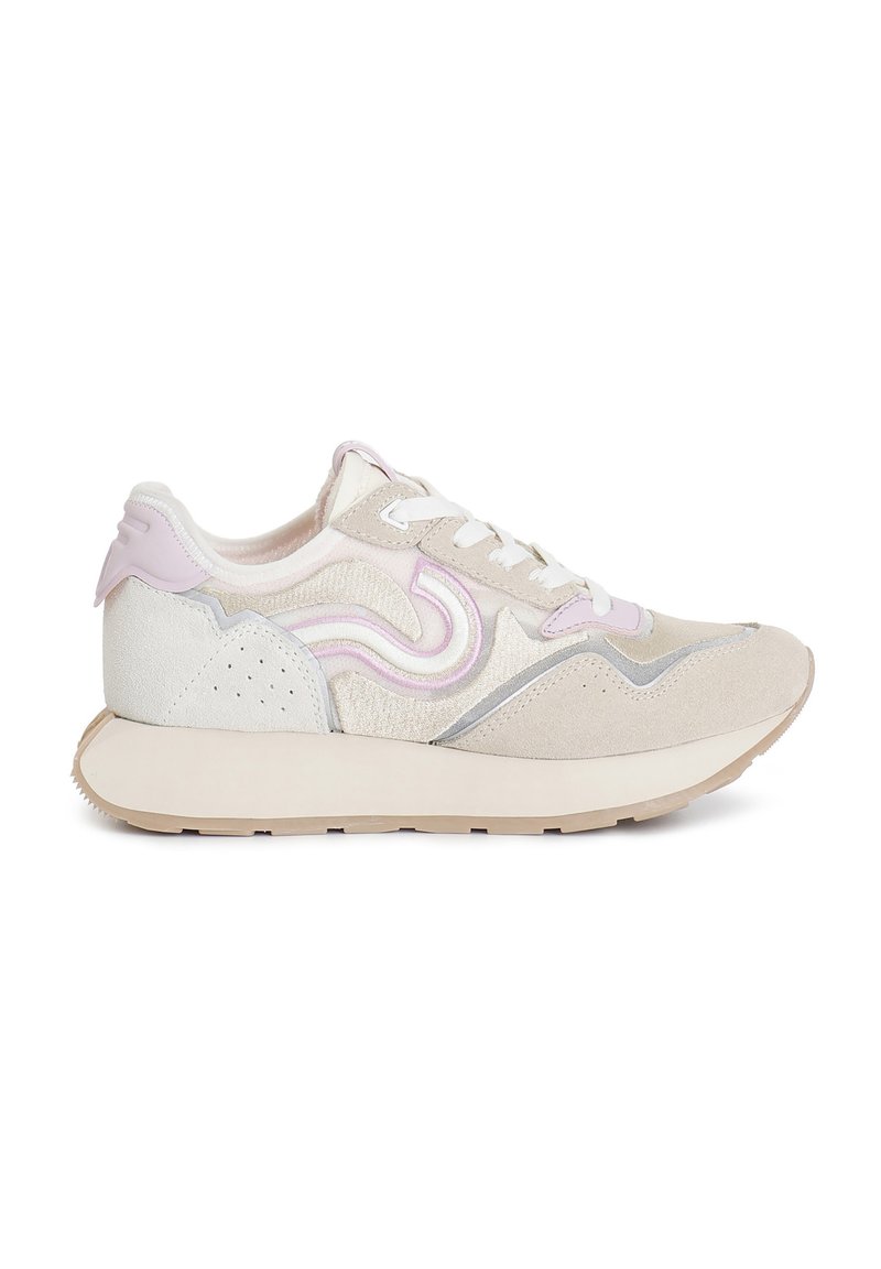 Sneakers med en ljus beige ovandel, rosa och silverdetaljer, textilmaterial, slätt mockaskinn, tjock sula och snörningsdesign.