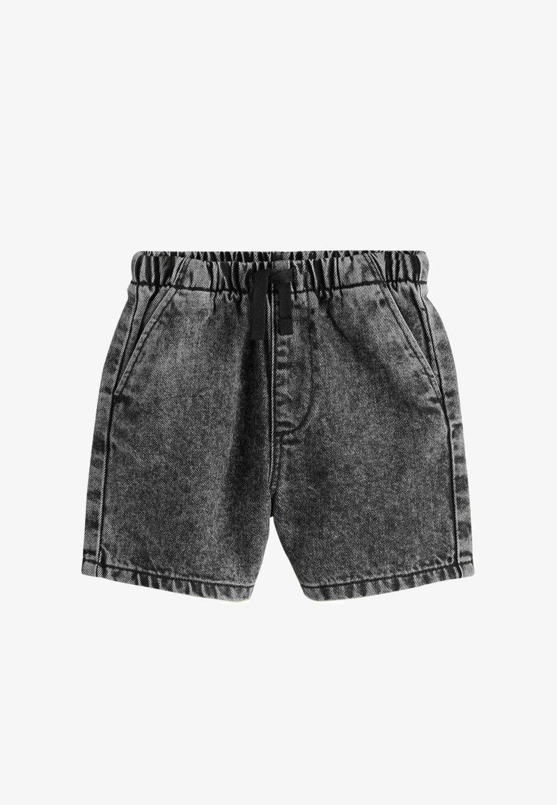 Pantalones cortos de denim negro lavado con cintura elástica y cordón negro, que cuentan con bolsillos laterales y detalles de costuras visibles.