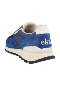 Modré semišové tenisky vyrobené z texturované látky s bílými akcenty, krémovou podrážkou a logem "ekn" na patě; šněrování.