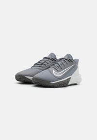 Grau Sport-Schuhe mit einem strukturierten Mesh-Obermaterial, weißen Akzenten und einer gemusterten schwarzen Sohle. Verfügt über Schnürsenkel und eine gepolsterte Gestaltung.